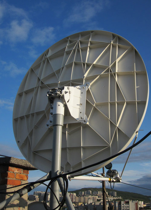 Включи станцию спутник. VSAT станция спутниковой связи. Центральная земная станция VSAT. Спутниковая антенна VSAT. Автономная спутниковая станция.